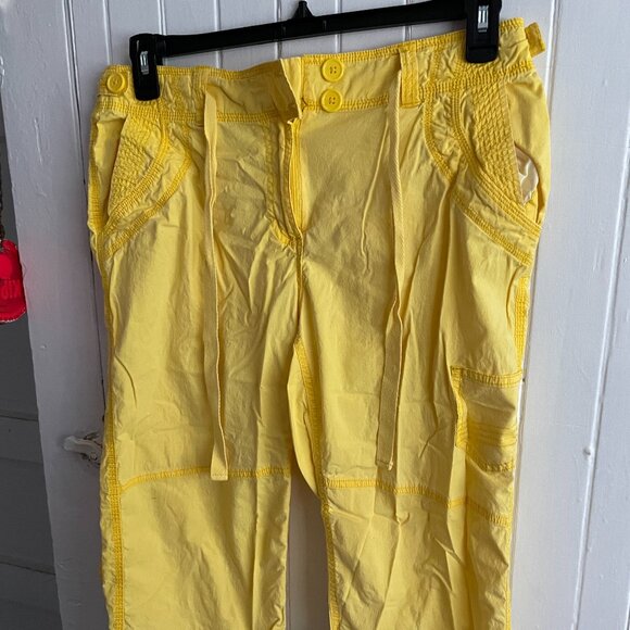 NEW YORK & COMPANY Soft Banana Yellow Gorgeous VINTAGE Capris. NY & Co - Picture 1 of 12